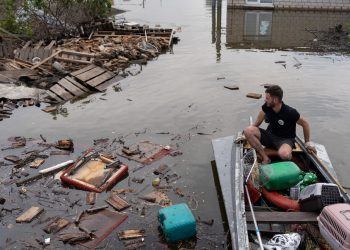 Ucrania reporta heridos por un bombardeo ruso en zona inundada de Jersón