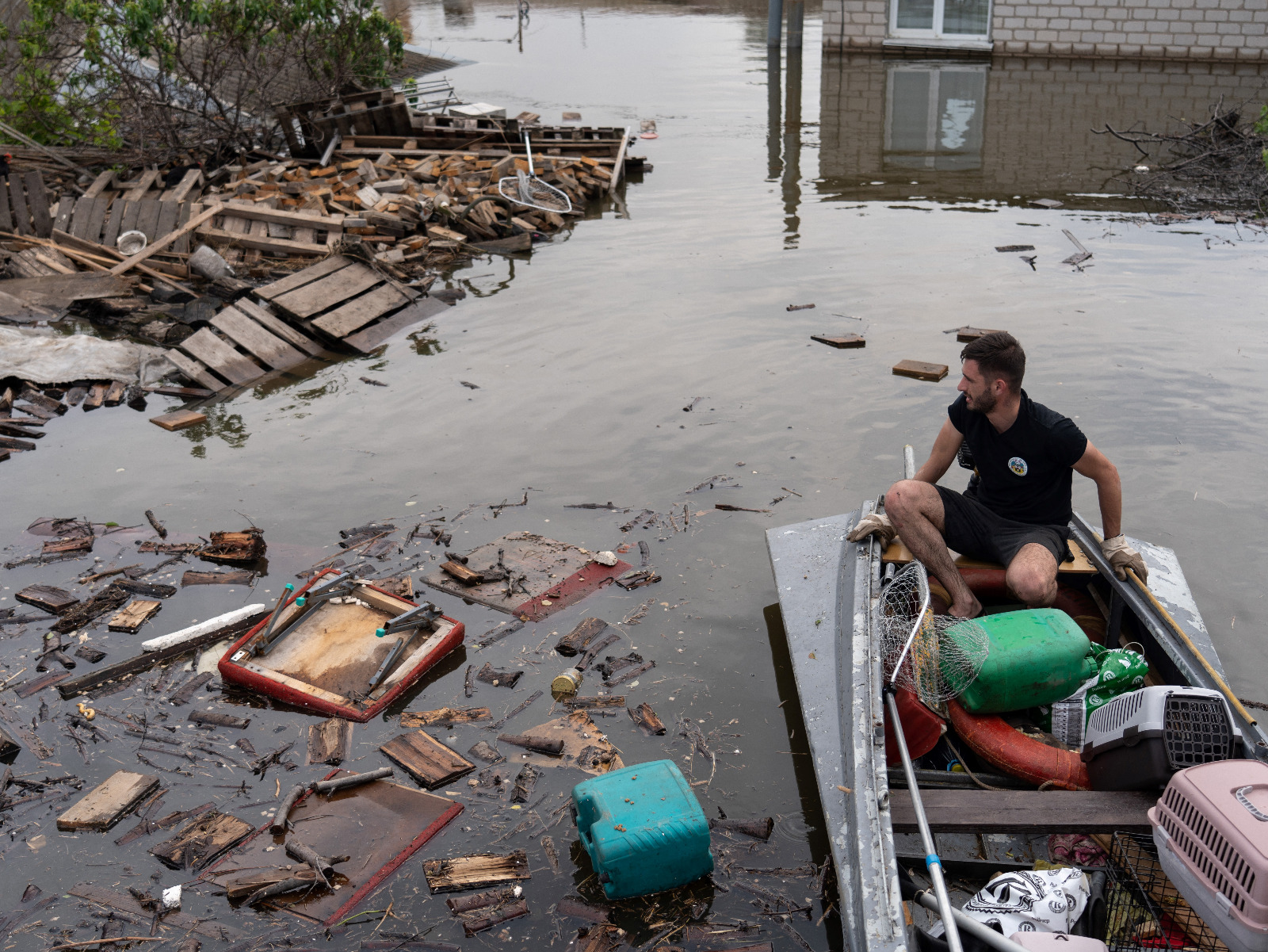 Ucrania reporta heridos por un bombardeo ruso en zona inundada de Jersón