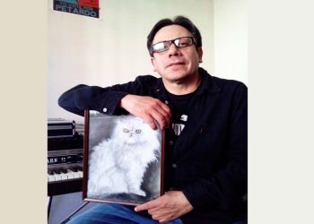 Rodrigo ‘Grillo’ Villegas muestra un cuadro de Hermeto, el gato del músico. Se trata del regalo de un fan.