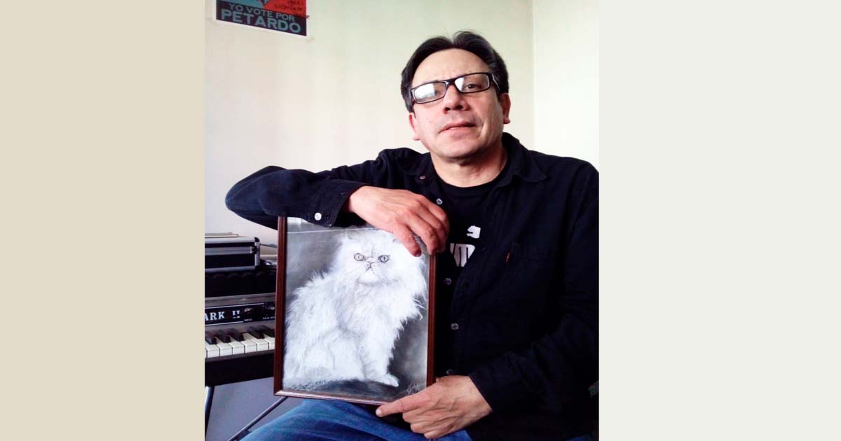 Rodrigo ‘Grillo’ Villegas muestra un cuadro de Hermeto, el gato del músico. Se trata del regalo de un fan.