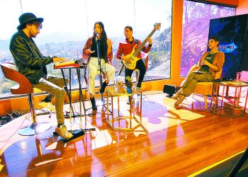 Tres de los integrantes de Efecto Mandarina deleitaron con su música en el programa Piedra Papel y Tinta de La Razón