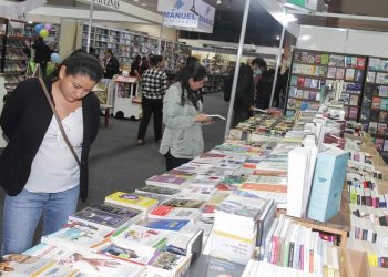 Cámara del Libro lamenta pelea a los golpes de dos escritores en la FIL