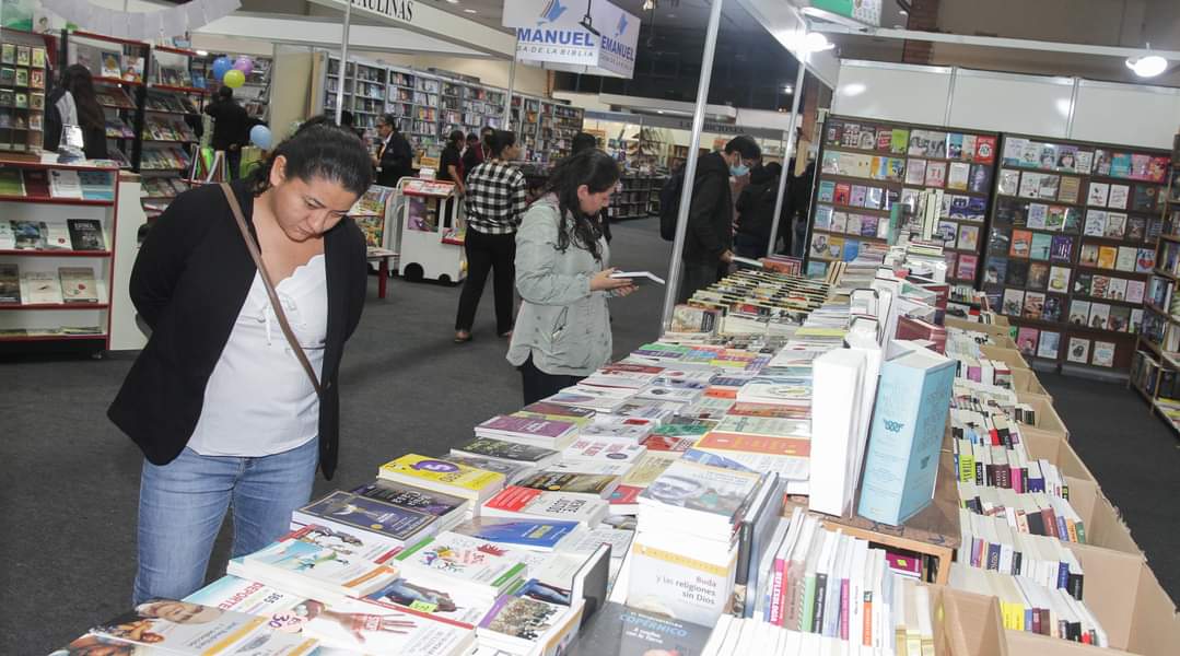 Cámara del Libro lamenta pelea a los golpes de dos escritores en la FIL