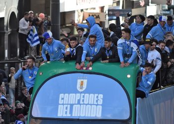 La lluvia no impide el desfile del City para celebrar la Champions