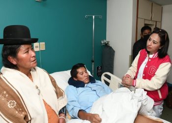 La representante de la fundación de esposas de militares hizo el pago de los gastos médicos de los cadetes accidentados.