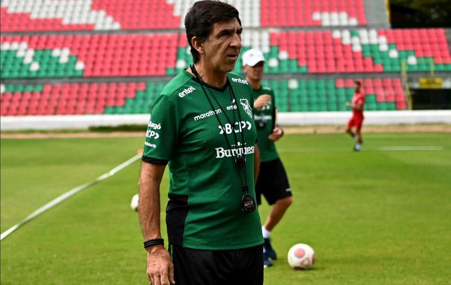 El DT Gustavo Costas no quiere depender de la altura