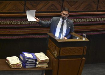 Del Castillo recibe voto legislativo de confianza en interpelación por traslado de policías en paro de 36 días