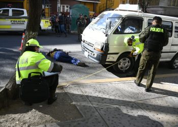 Una mujer falleció y otra quedó herida tras ser impactadas por un vehículo de transporte público.