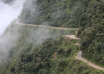 Dos universitarias caen a un barranco y mueren en un viaje con sus compañeros