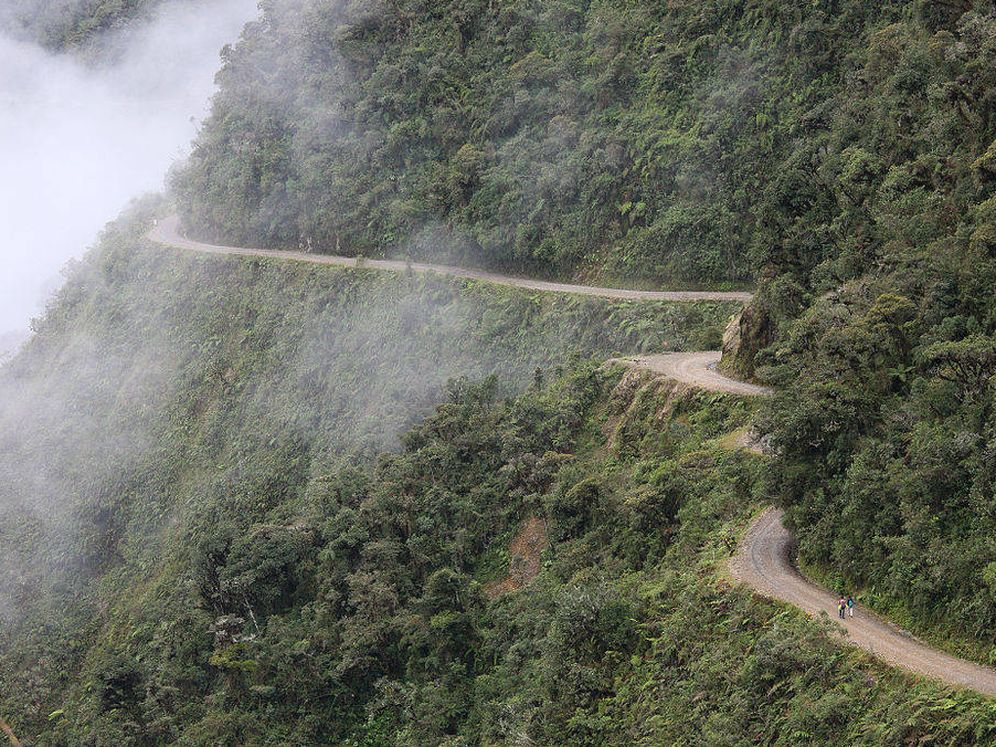 Dos universitarias caen a un barranco y mueren en un viaje con sus compañeros