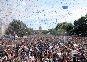 Miles celebran al campeón de la NBA Nuggets en un desfile