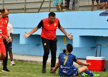 Aucas cesa al DT venezolano César Farías, tras sanción por agresión