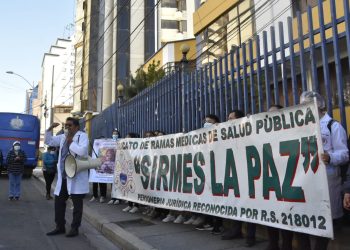 El personal de salud protesta por cambio de profesionales, despidos y falta de ítems.