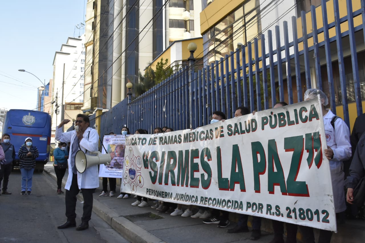 El personal de salud protesta por cambio de profesionales, despidos y falta de ítems.