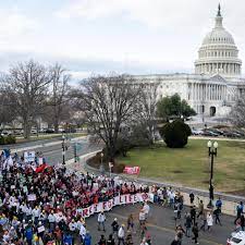 Los antiabortistas se manifiestan en Washington con un espíritu combativo.