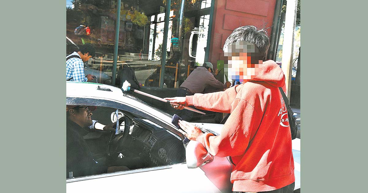 Los niños en las ciudades se exponen a varios riesgos.