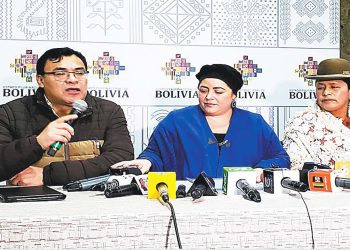 La ministra de la Presidencia, María Nela Prada, anuncia el trabajo del gabinete ampliado.