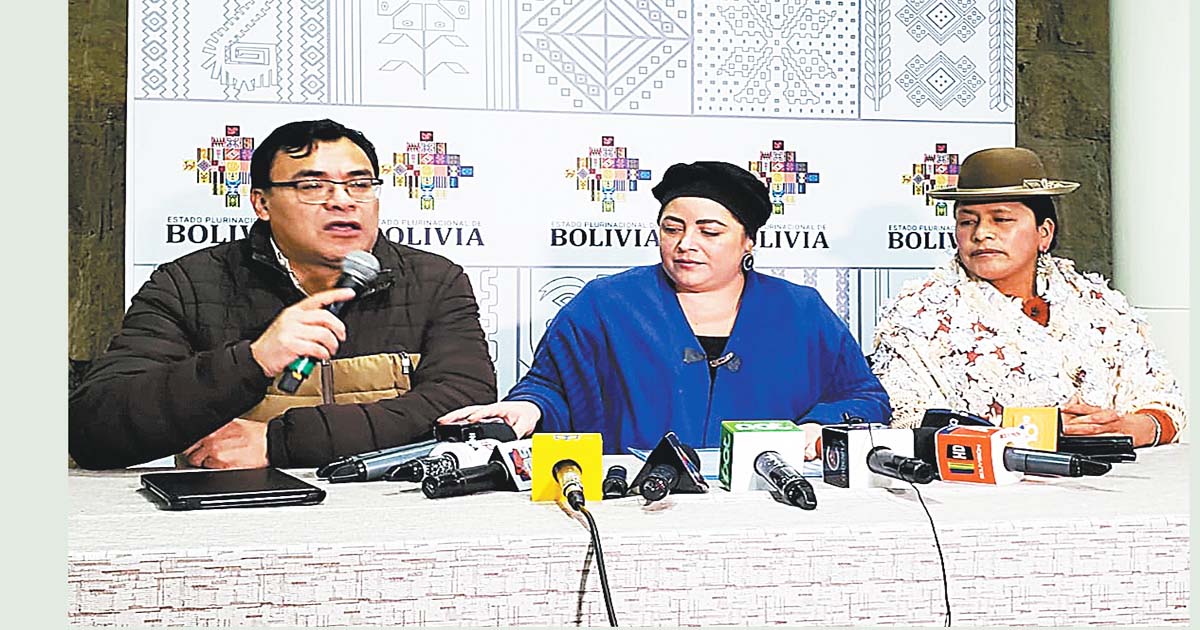 La ministra de la Presidencia, María Nela Prada, anuncia el trabajo del gabinete ampliado.