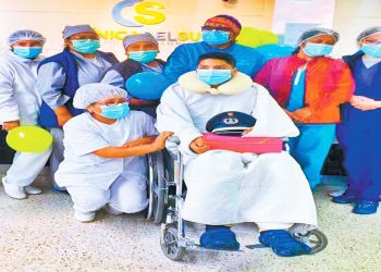 La familia y el personal de salud celebraron el alta médica.