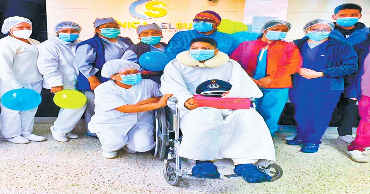 La familia y el personal de salud celebraron el alta médica.