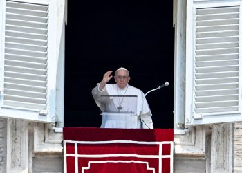 papa_celebra_angelus_vaticano.jpg