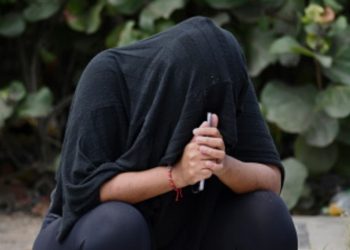 Familiar de uno de los muertos en Ecuador. Foto AFP