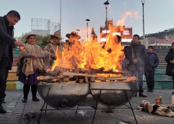 Una ofrenda a la Madre Tierra da inicio las actividades del Willka Kuti 5531