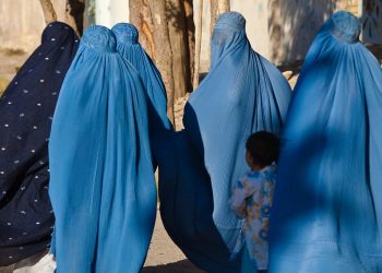 Mujeres usando burka em Afganistán