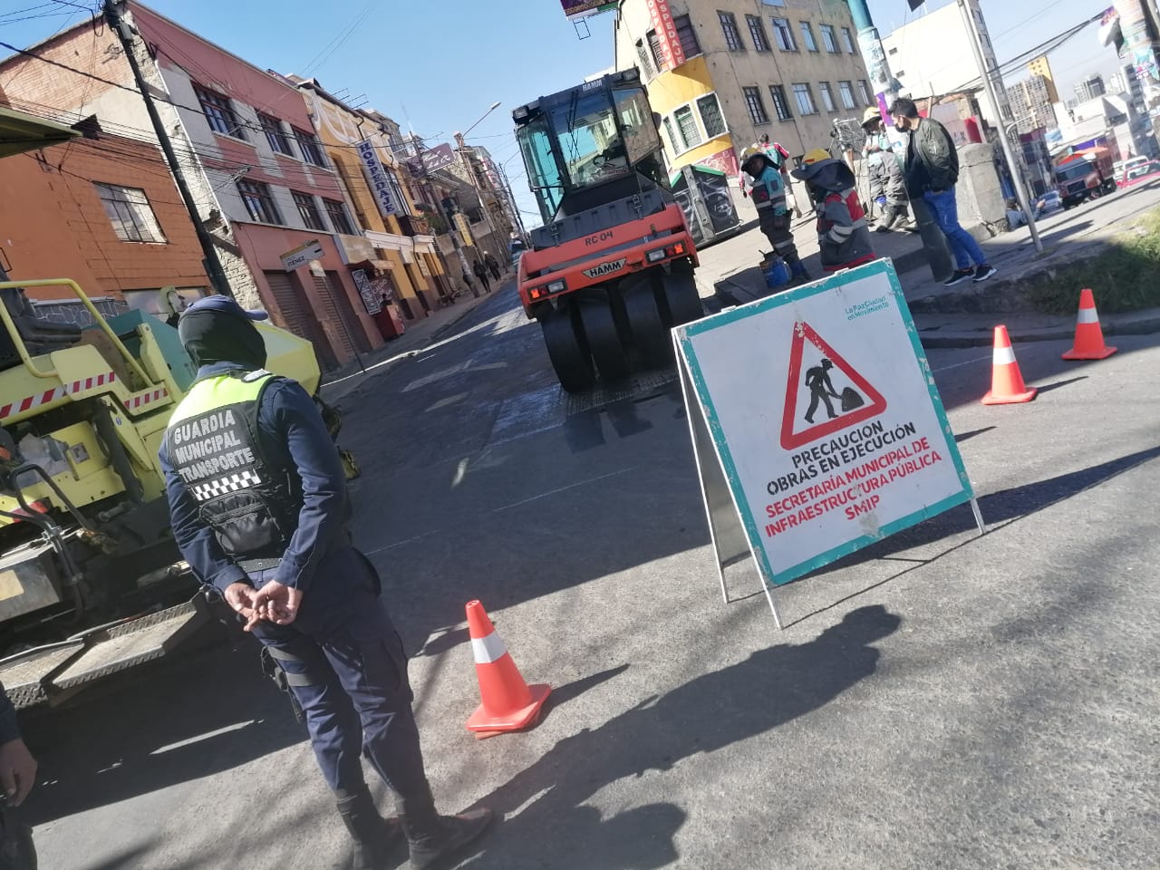 La Alcaldía de La Paz inició el recapeo que abarcará las avenidas Armentia, Sucre hasta la Tejada Sorzano.