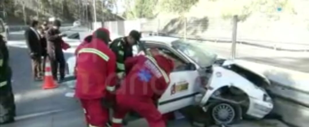 Un vehículo de una empresa de radiotaxi chocó contra un muro de contención en la autopista La Paz-El Alto.