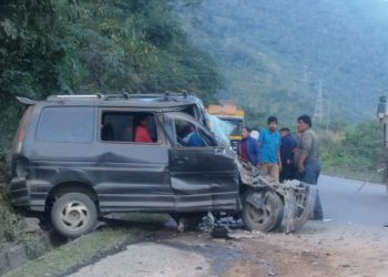 Cuatro personas perdieron la vida en un choque entre una cisterna y una vagoneta en la carretera Caranavi-Yolosita.