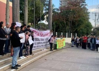 Protestas en el frontis del colegio Alemán de Santa Cruz, donde se denunció que un niño fue abusado por sus compañeros.