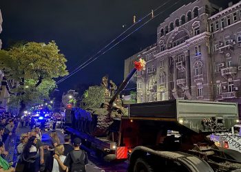 Tanque del grupo Wagner con flores en Rostov, previo a su retirada