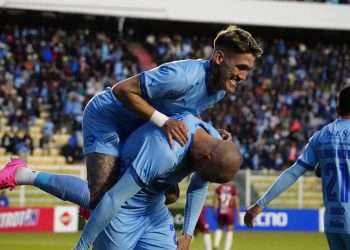Bolívar derrota (3-0) a Real Santa Cruz y lucha por el título