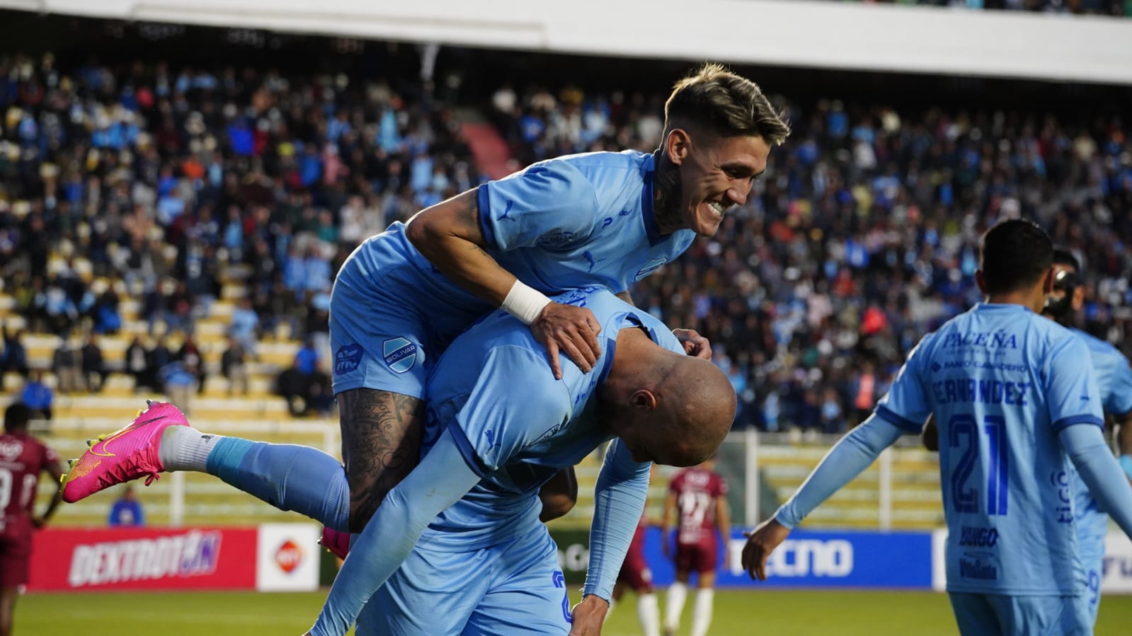 Bolívar derrota (3-0) a Real Santa Cruz y lucha por el título