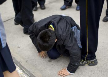 La víctima, de seis años de edad, fue golpeada por dos estudiantes de quinto de primaria.