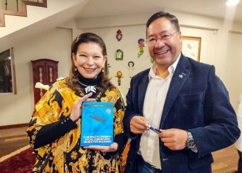 El presidente Luis Arce le regaló su libro sobre modelo económico a la embajadora María Teresa Mercado.