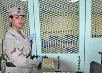 Guardia de la naval de EEUU frente a una celda de Guantánamo inhumano