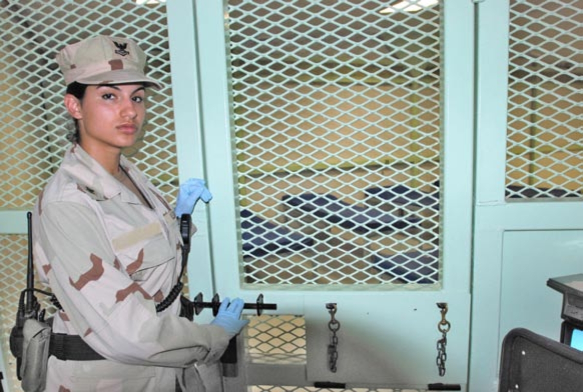 Guardia de la naval de EEUU frente a una celda de Guantánamo inhumano