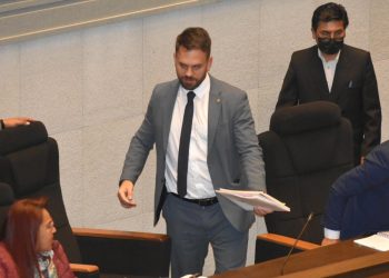 El ministro Del Castillo es censurado en la Asamblea Legislativa, con votos de evistas y la oposición