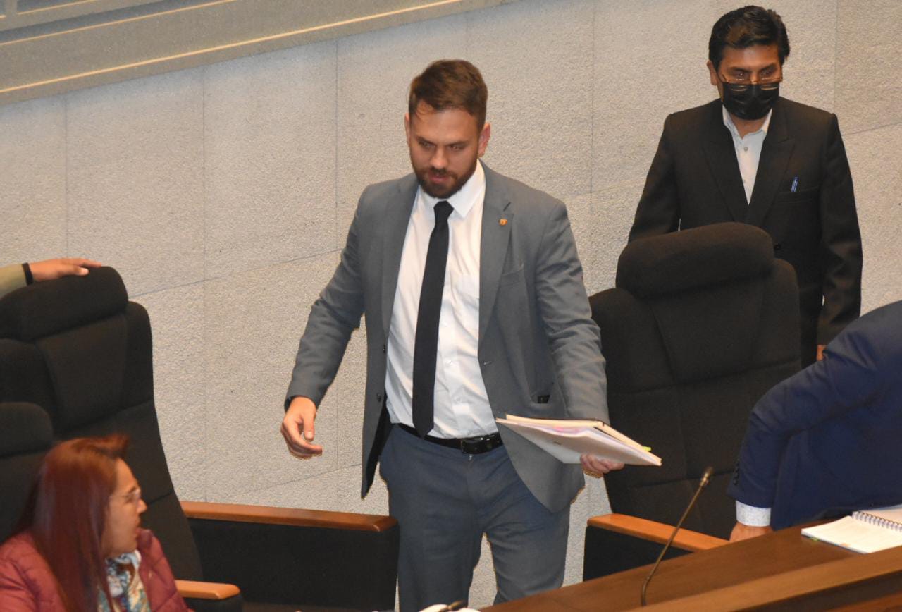 El ministro Del Castillo es censurado en la Asamblea Legislativa, con votos de evistas y la oposición