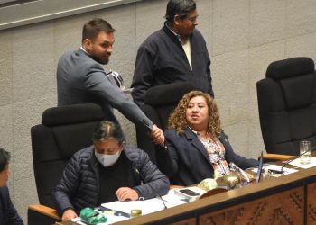 Tras censura a Del Castillo, evistas y opositores exigen su destitución; arcistas lo dejan en manos del Presidente