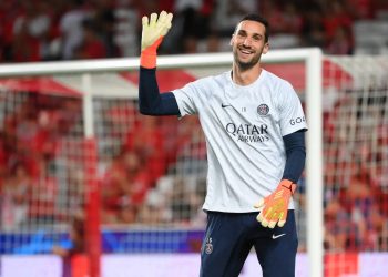 El portero del PSG Sergio Rico está consciente y se comunica