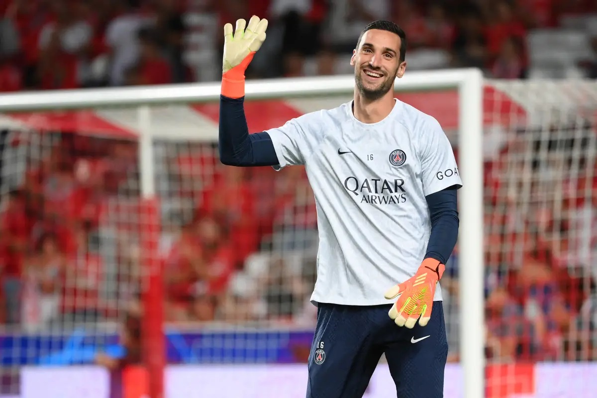 El portero del PSG Sergio Rico está consciente y se comunica
