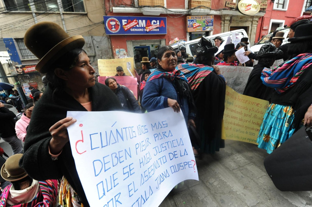 Una movilización de 2013 contra la violencia y acoso políticos que sufrió la concejala Juana Quispe (+).