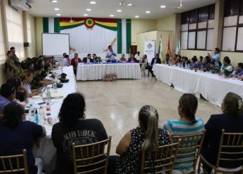 Ante la violencia en colegios, el Ministro de Educación va a Santa Cruz e instala reunión