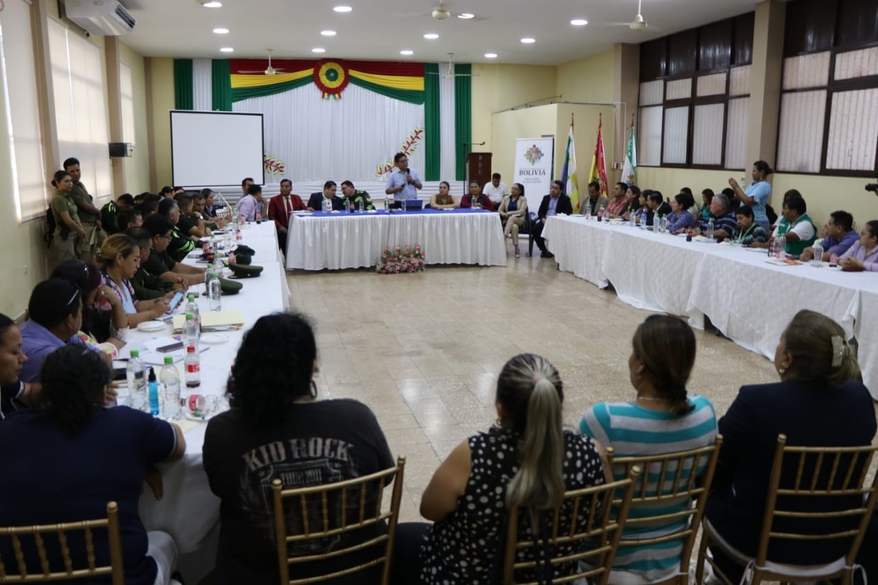 Ante la violencia en colegios, el Ministro de Educación va a Santa Cruz e instala reunión