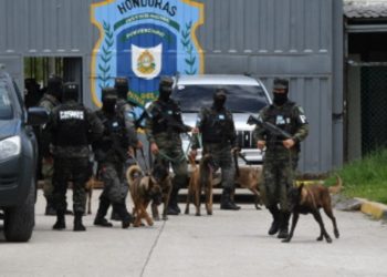 Decomisan armas en cárceles a pandilleros de Honduras, tenían armas militares.