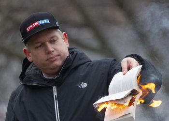 Imagen referencial que corresponde a una anterior vez que incendiaron el Corán en Estocolmo