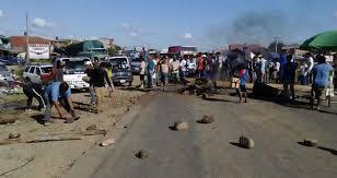 Por infanticidio, bloquean la carretera nueva a Cochabamba